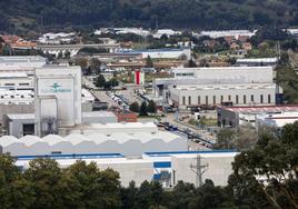 Vista aérea de las naves y la calle central del polígono industrial Tanos-Viérnoles.