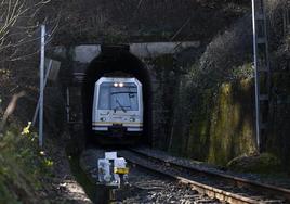 Un tren de Cercanías circula por la estación de la localidad cántabra de Virgen de la Peña.