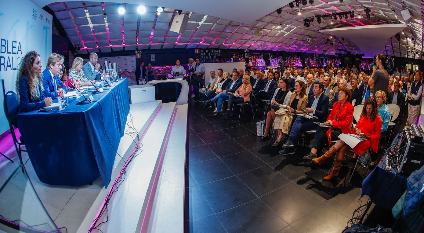 Ainoa Quiñones, Pablo Diestro, María José Sáenz de Buruaga, María José González Revuelta y Javier López Estrada, los cinco dirigentes que tomaron la palabra para inaugurar la asamblea.