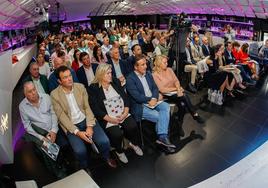 Alcaldes y concejales de los municipios cántabros, durante la asamblea celebrada hoy en Tanos