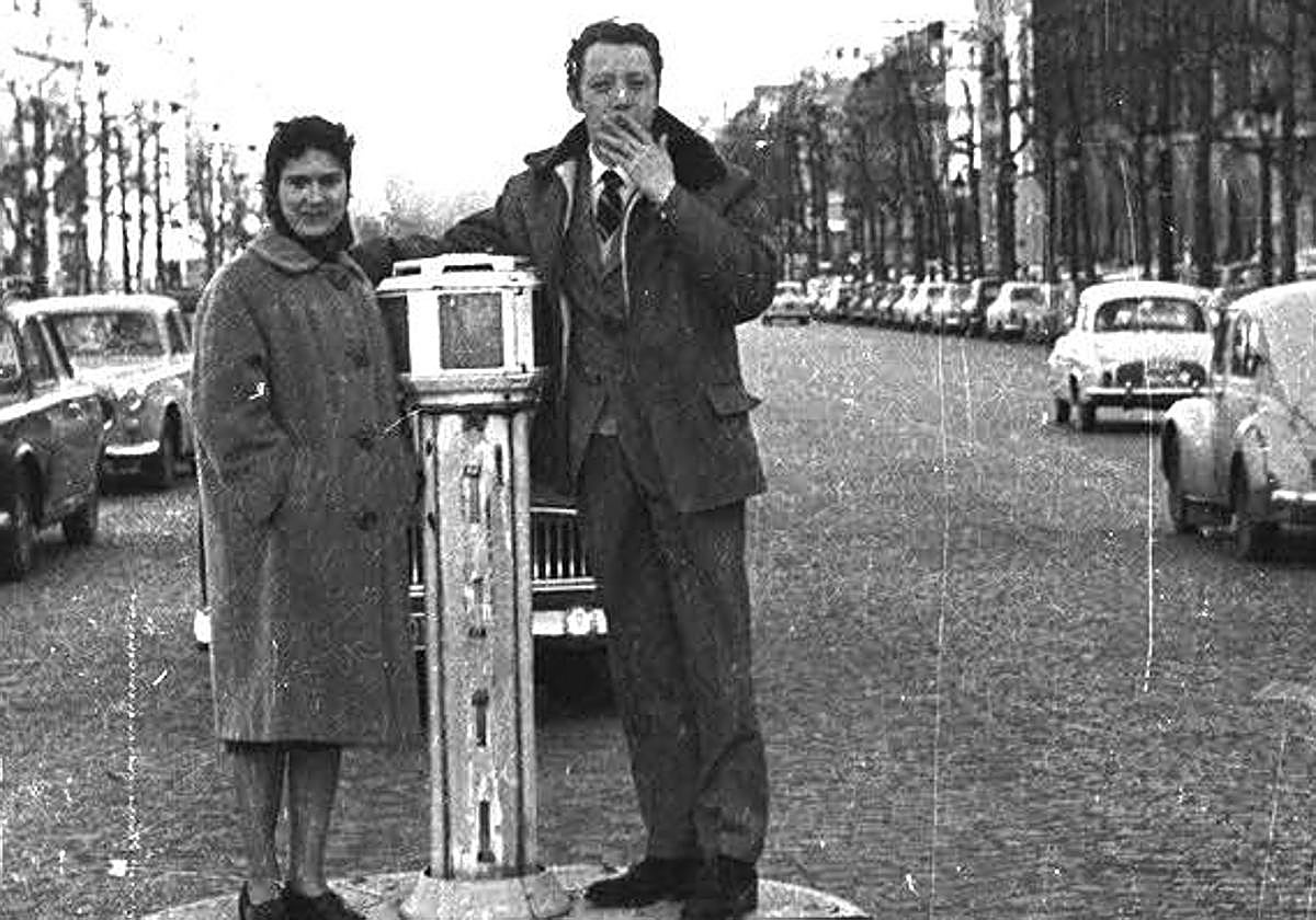 Teresa Santamatilde y Manuel Arce en París, en 1971.