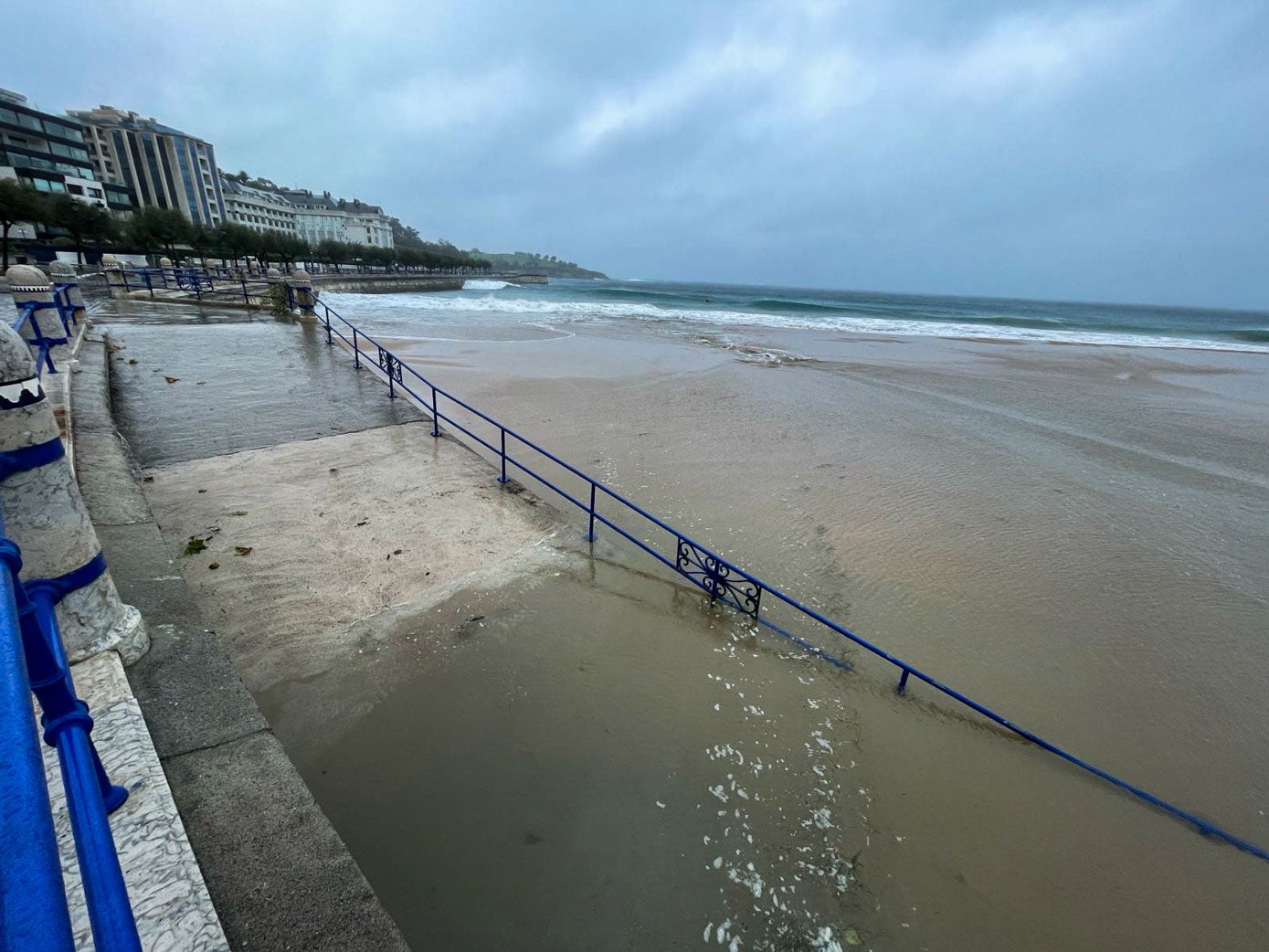 La pleamar ha llegado hasta la mitad de la rampa por la que se accede a la Segunda Playa de El Sardinero.