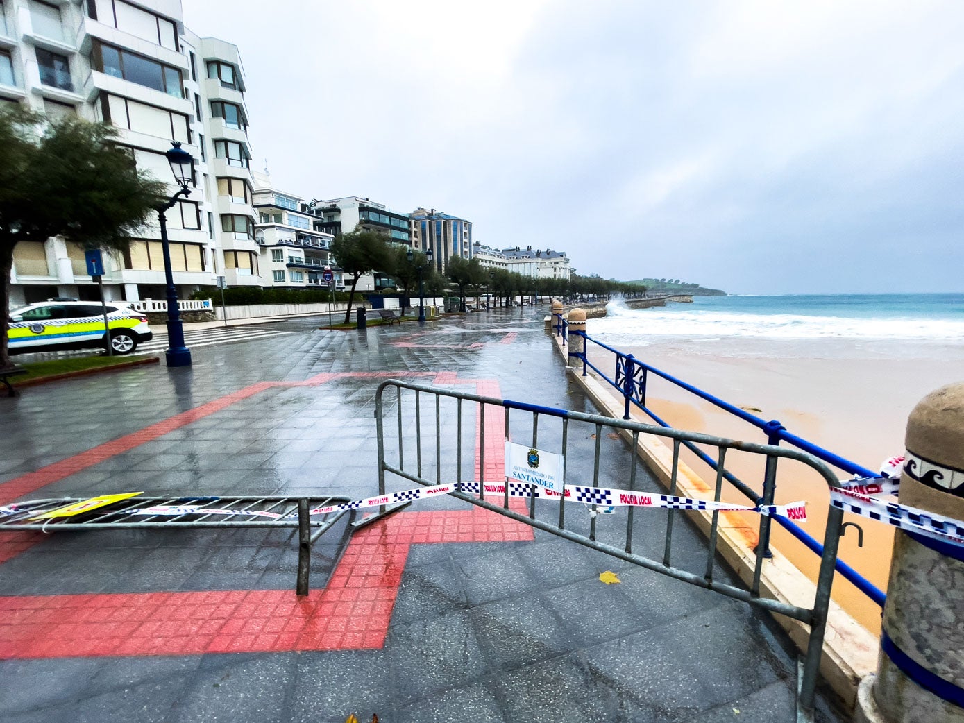 En El Sardinero es donde más se ha dejado notar el impulso del mar. Concretamente en la zona del Chiqui, que estaba cerrada al tráfico y a los paseantes porque tradicionalmente es la más sensible en estas ocasiones, las olas rozaron el paseo aunque no llegaron a invadirlo, sobre todo en la pleamar de las ocho de la mañana.