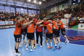 Los jugadores del Bathco celebran la victoria ante el Puente Genil, la tercera de la temporada en Asobal