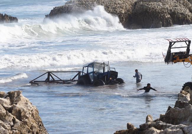 Sacar el vehículo del mar llevó más de media hora.