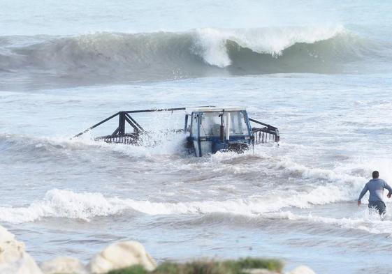 El tractor, casi tragado por el oleaje que azotaba la Virgen del Mar.