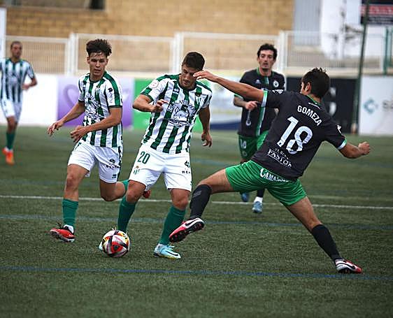 Gomeza, del Rayo, pelea por el balón con Toti, del Guijuelo