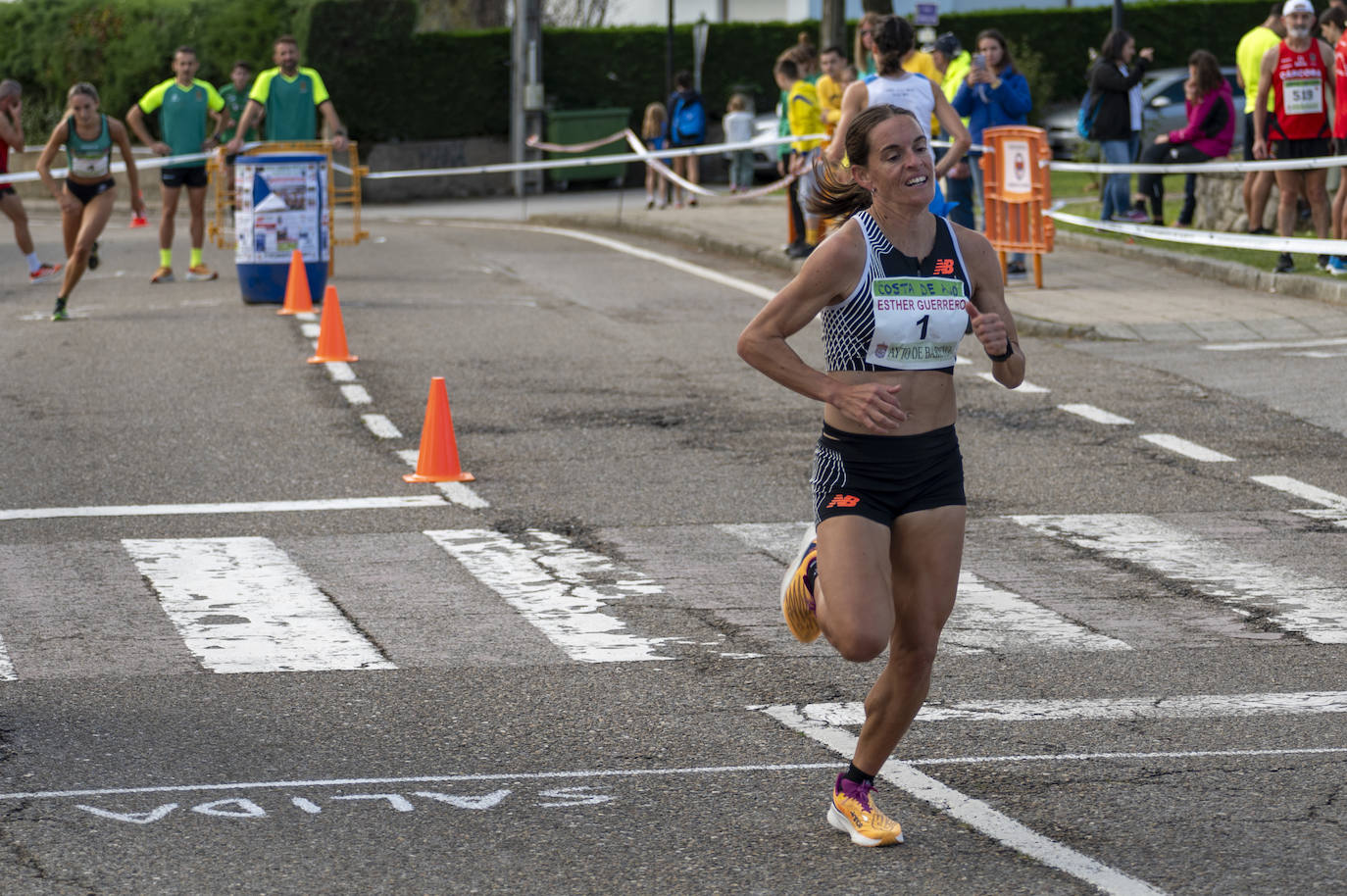 Esther Guerrero comanda la carrera femenina con varios metros de ventaja sobre Judith Otazua.