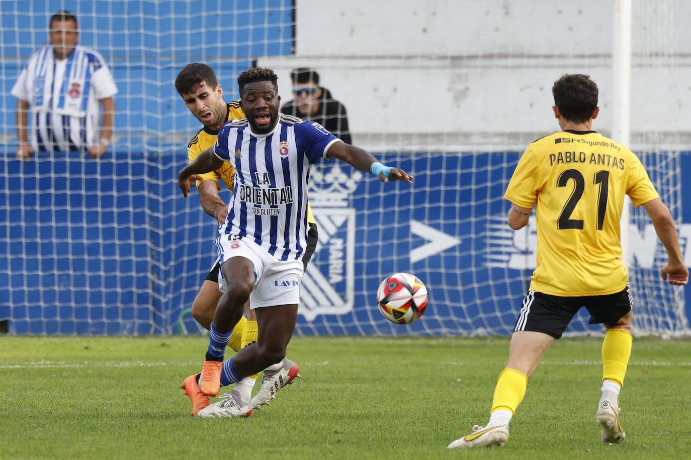 Lavsamba, de la Gimnástica, trata de llegar a la pelota