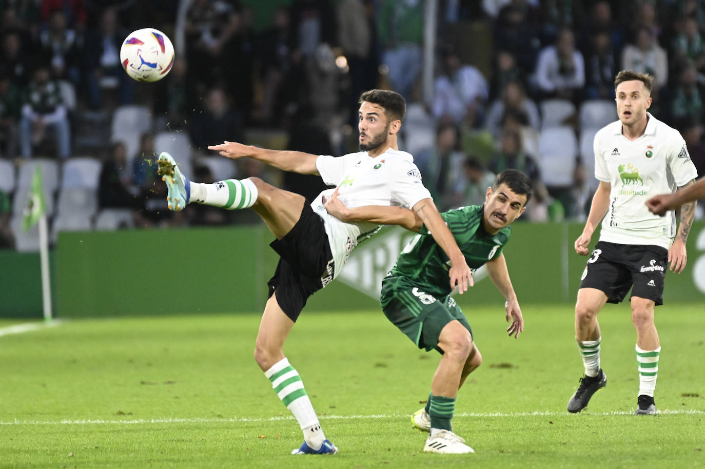 Andrés Martín intenta bajar la pelota para protegerla ante un jugador del Burgos 