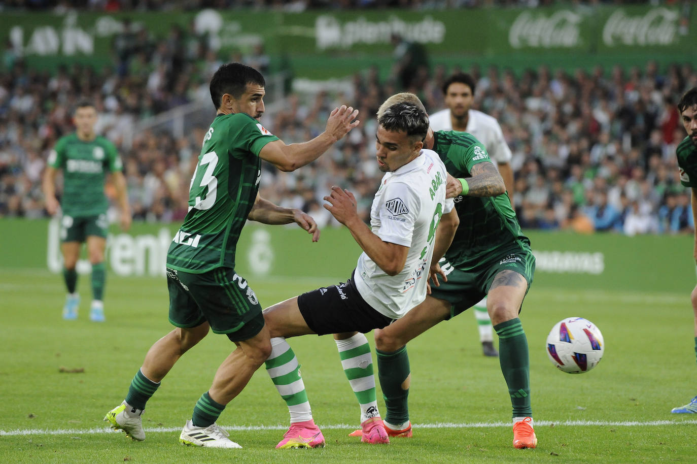 Arana brega con dos rivales durante el encuentro. 