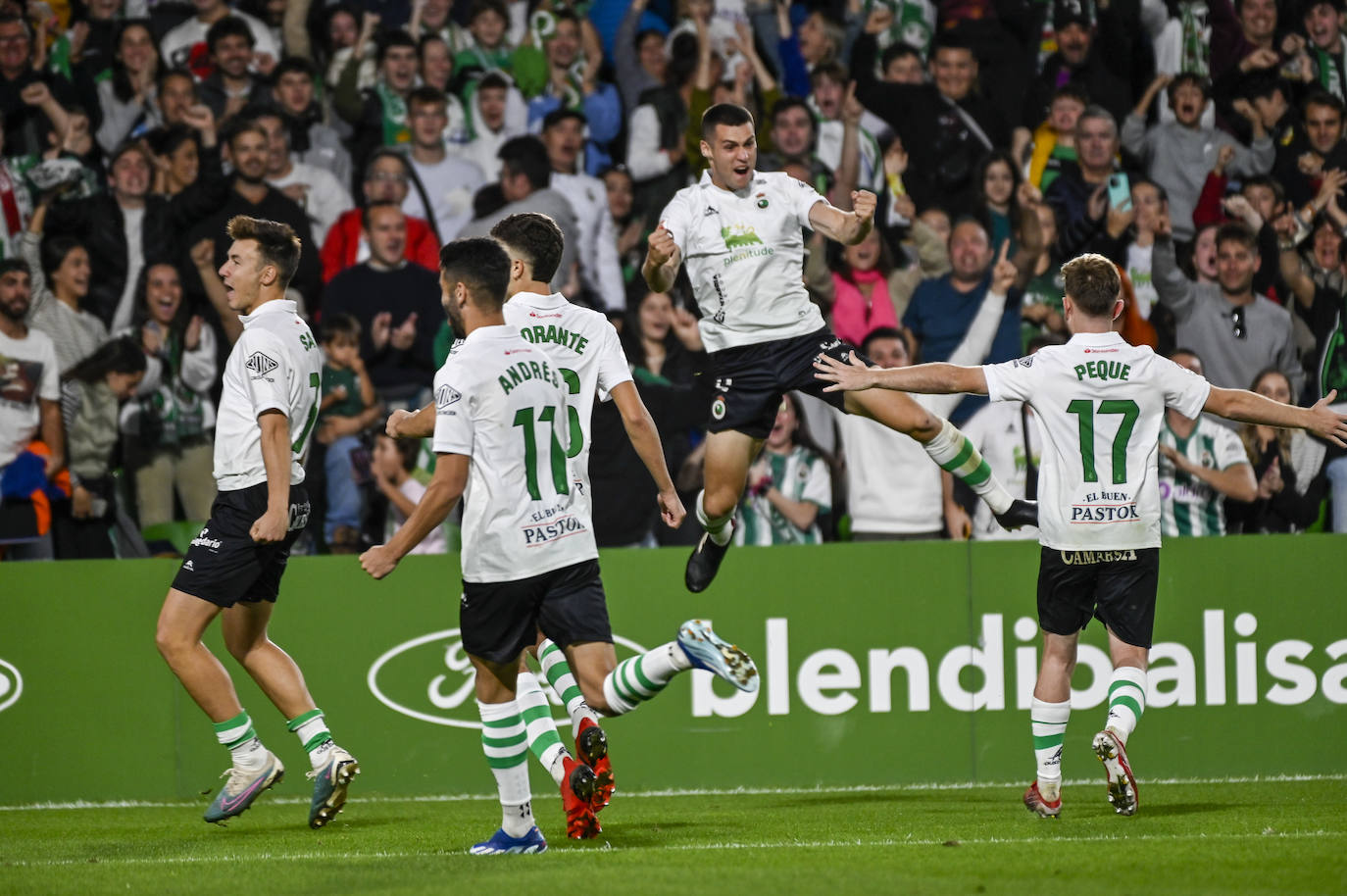 Mantilla celebra su gol ante el Burgos. 