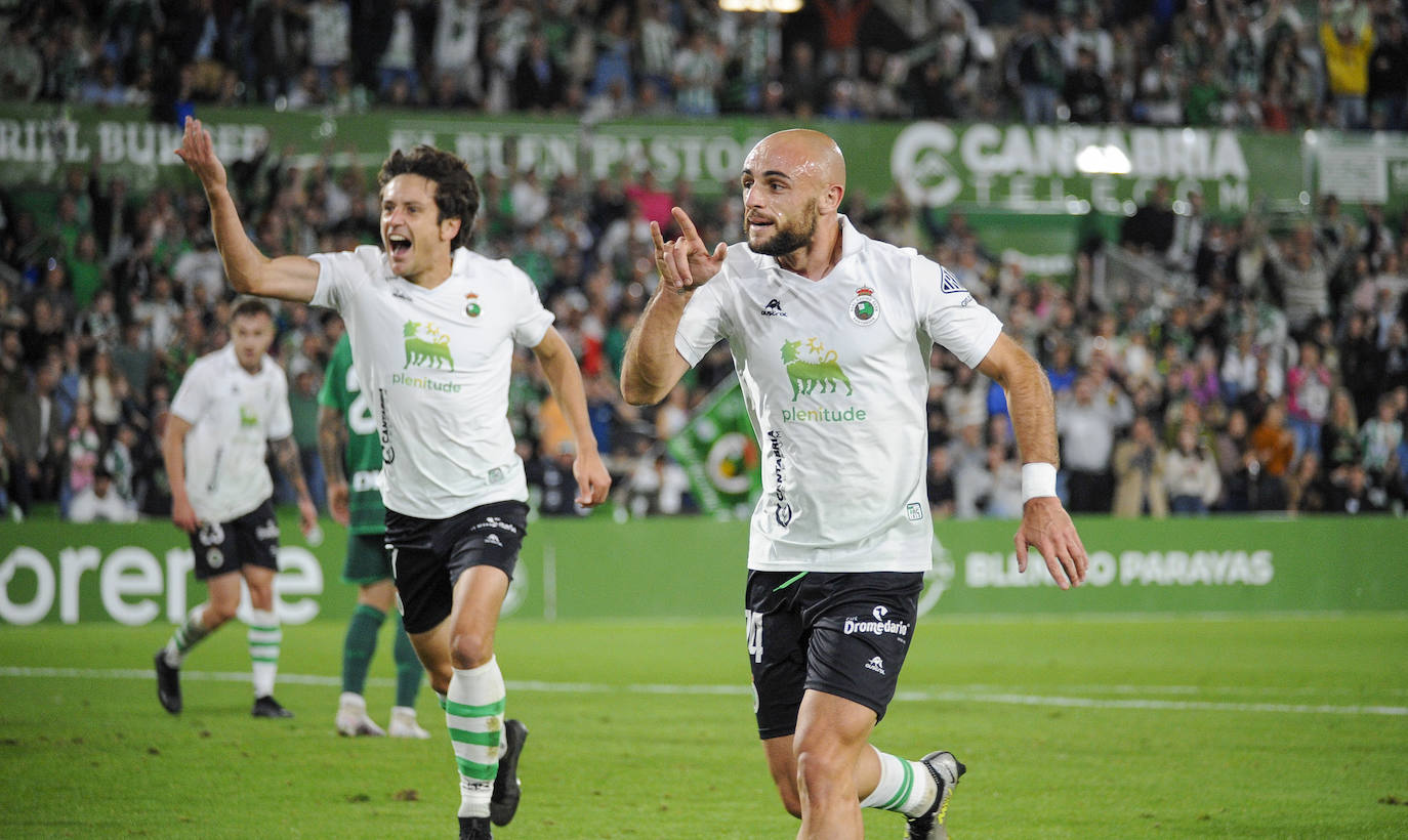 Sangallu y Ekain celebran el tanto del delantero verdiblanco. 