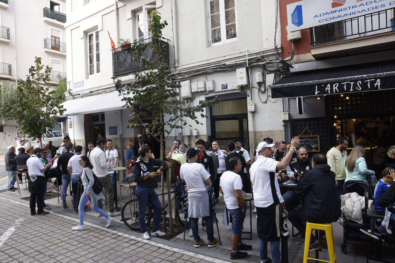 El buen tiempo animó a tomar el aperitivo en la calle. 