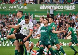 Varios jugadores del Burgos rodean al capitán de los verdiblancos.