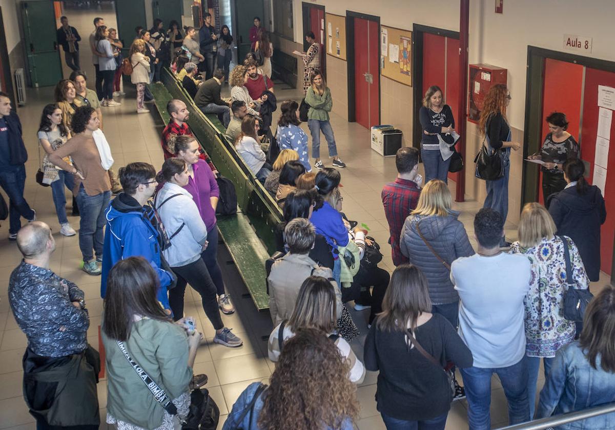 Los opositores, momentos antes de entrar en las aulas de la Facultad de Económicas y Empresariales de la Universidad de Cantabria.