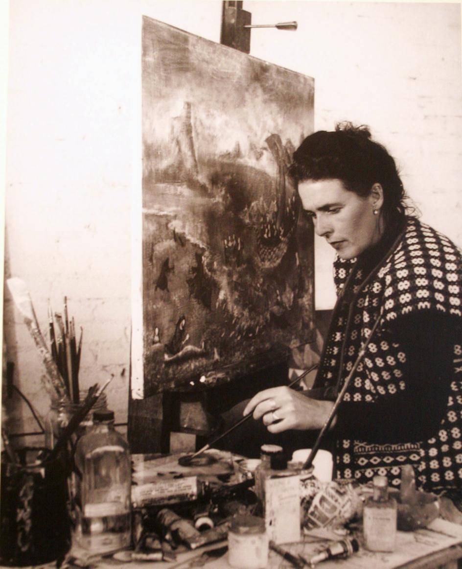 Leonora Carrington retratada en su estudio mientras pintaba una de sus obras.