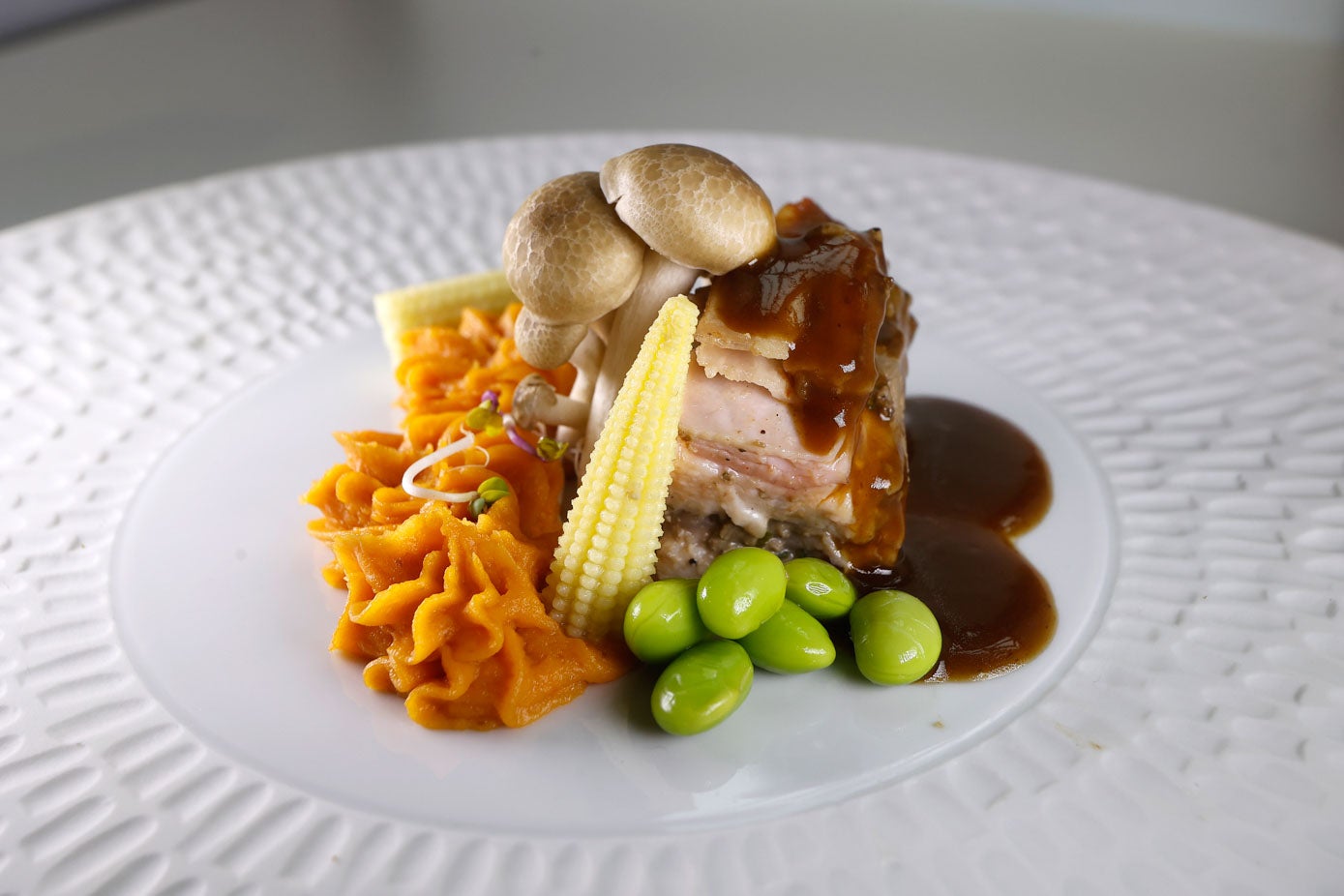 Se han elaborado platos de trucha salmonada y conejo.