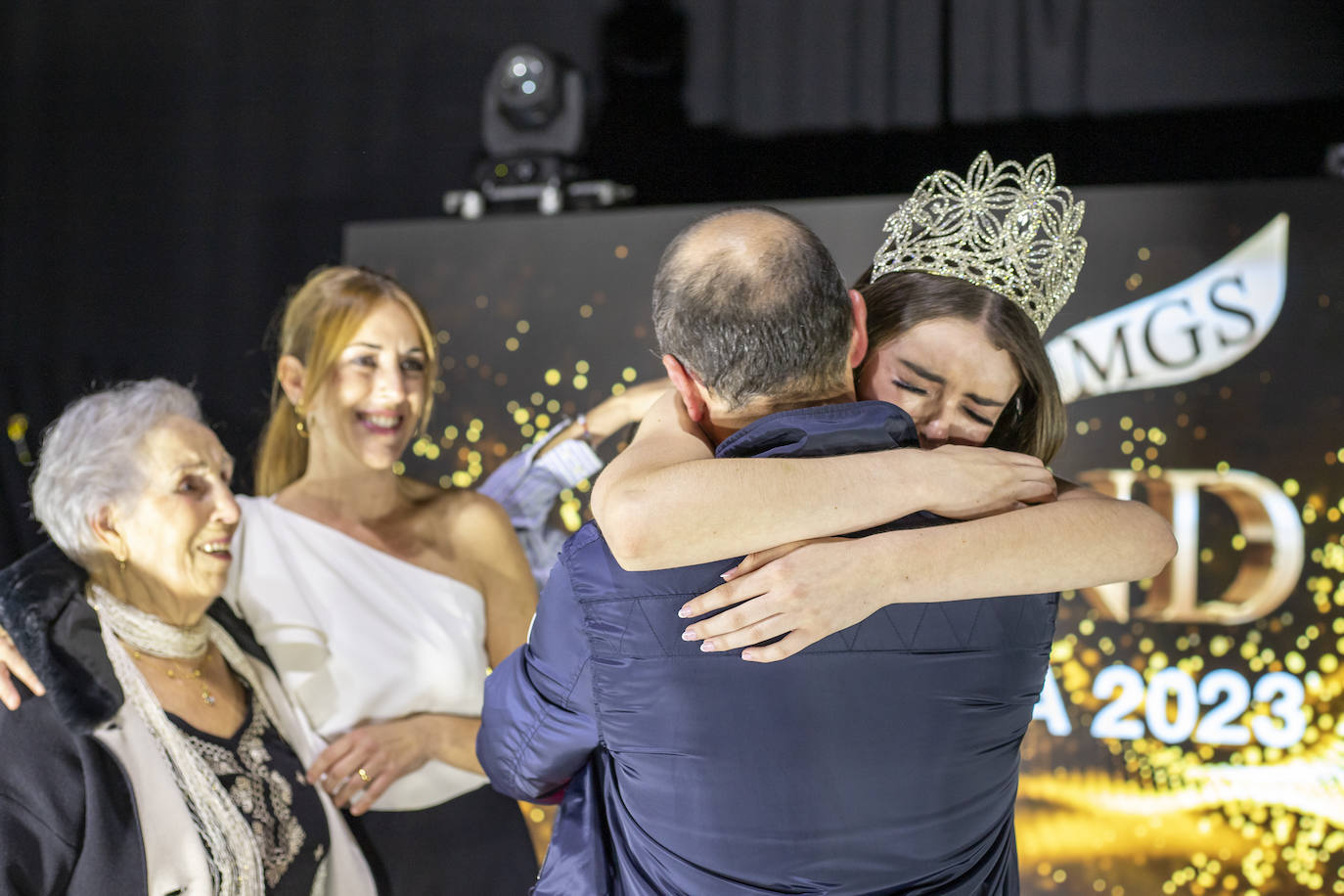 La joven recibe el abrazo de sus familiares, que la habían animado a presentarse al concurso de belleza