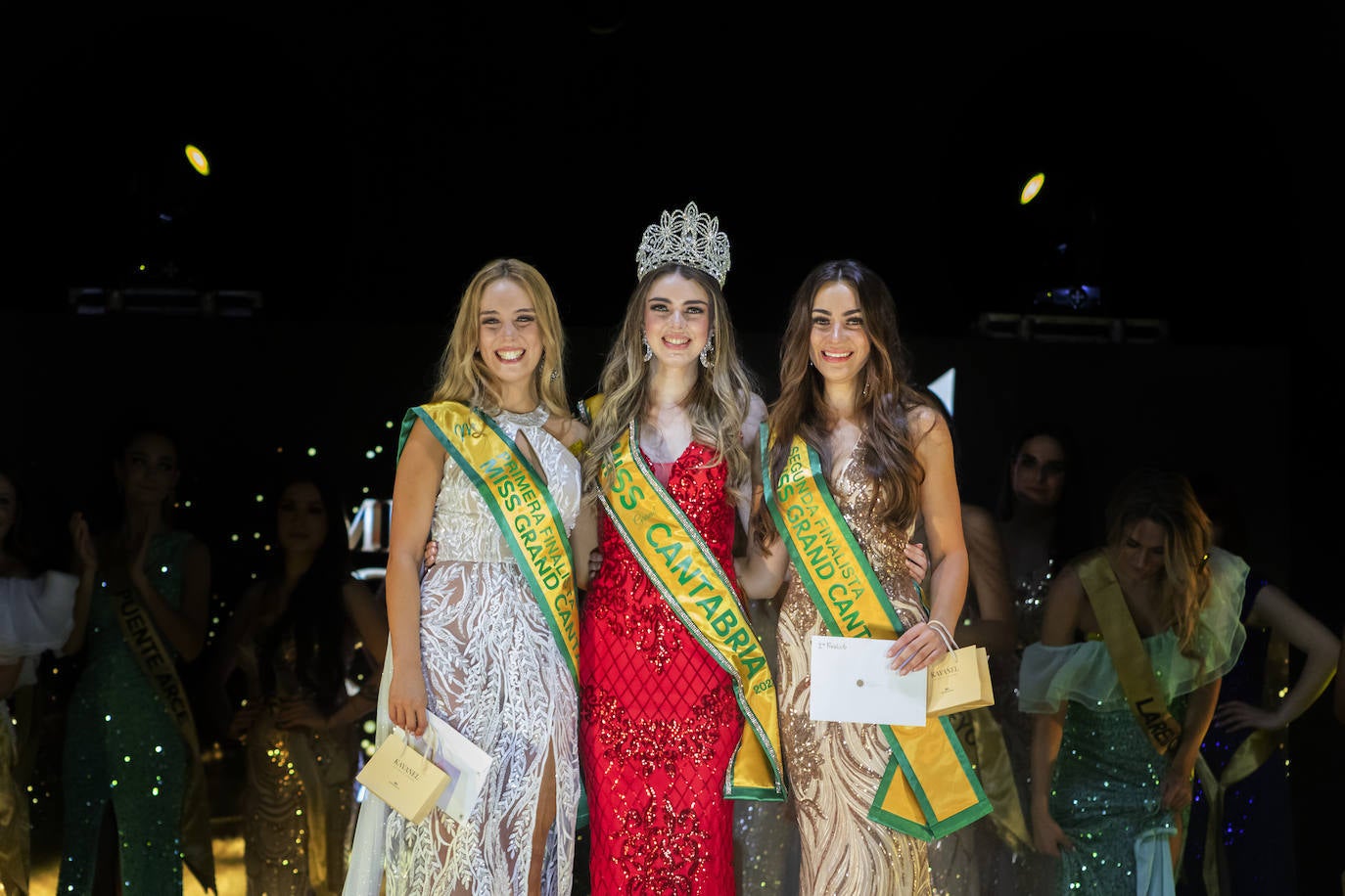 Elia Torres, a la izquierda, representante de Toranzo, se hizo con la banda de primera finalista. Lucía González, de Torrelavega, se convirtió en la segunda finalista