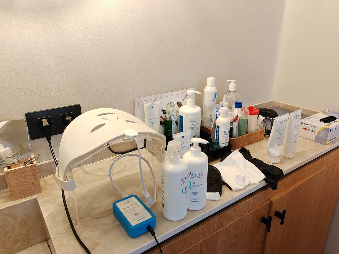 Luz LED y productos que se aplican durante el tratamiento de Hydrafacial.