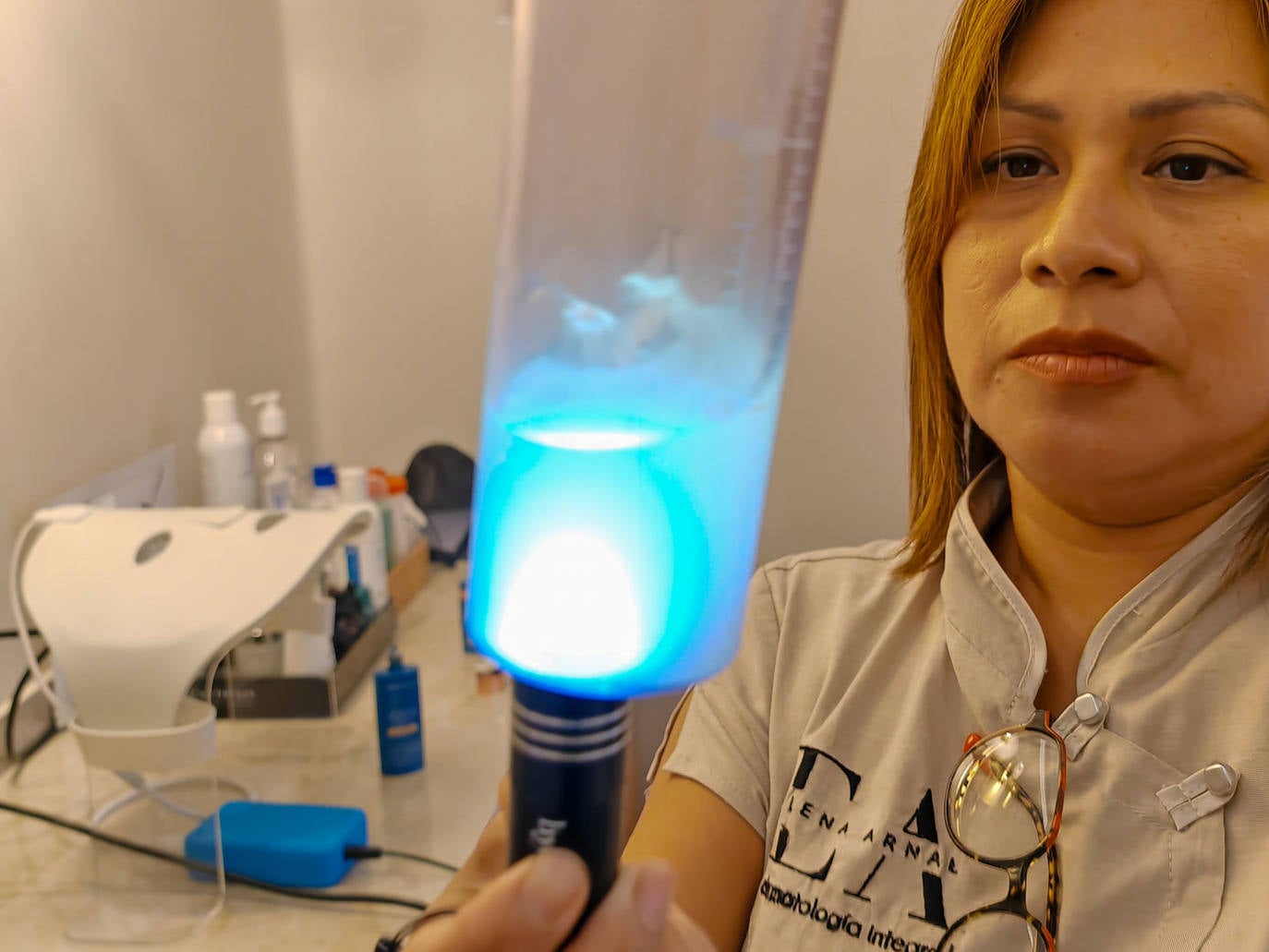 La esteticine Melissa Pérez muestra las impurezas que se han sustraído tras la limpieza facial.