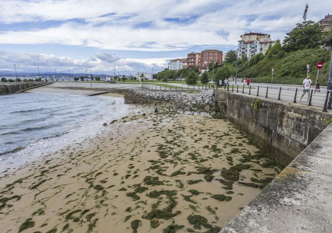 13 de septiembre de 2022. El avance ya es evidente y forma ya una playa consolidada que se mantiene incluso con la marea alta (playa de Gamazo). En el primer tramo de la rampa se ve ya cierta cantidad de arena.