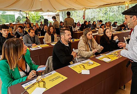El cocinero José Ángel García 'Chili' charla con un grupo de asistentes al taller de cocina.