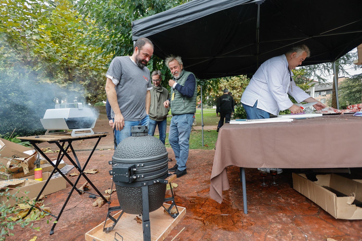 El cocinero David Pérez, del restaurante Ronquillo, prepara las brasas en el kamado para preparar las carnes del taller de carne IGP de Cantabria.