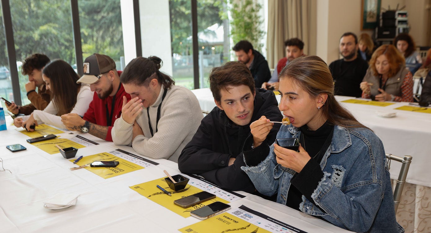 Estudiantes en la cata de guisos marineros.