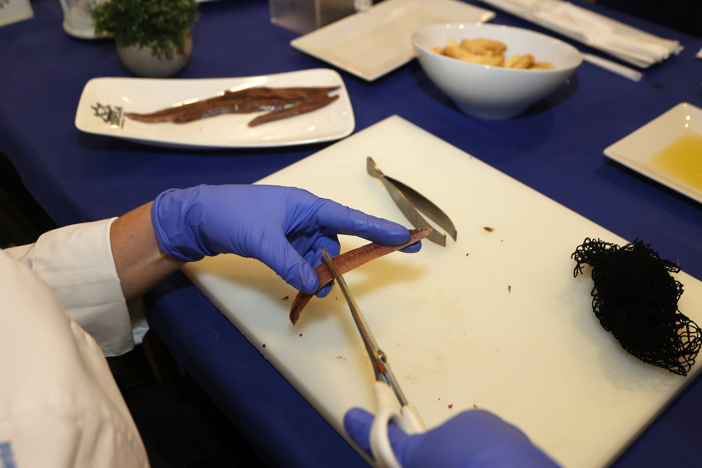 Sobado de la anchoa en el estand de Conservas Codesa.