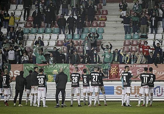 Los jugadores del Racing saludan a su afición en la última visita verdiblanca al Ruta de la Plata.