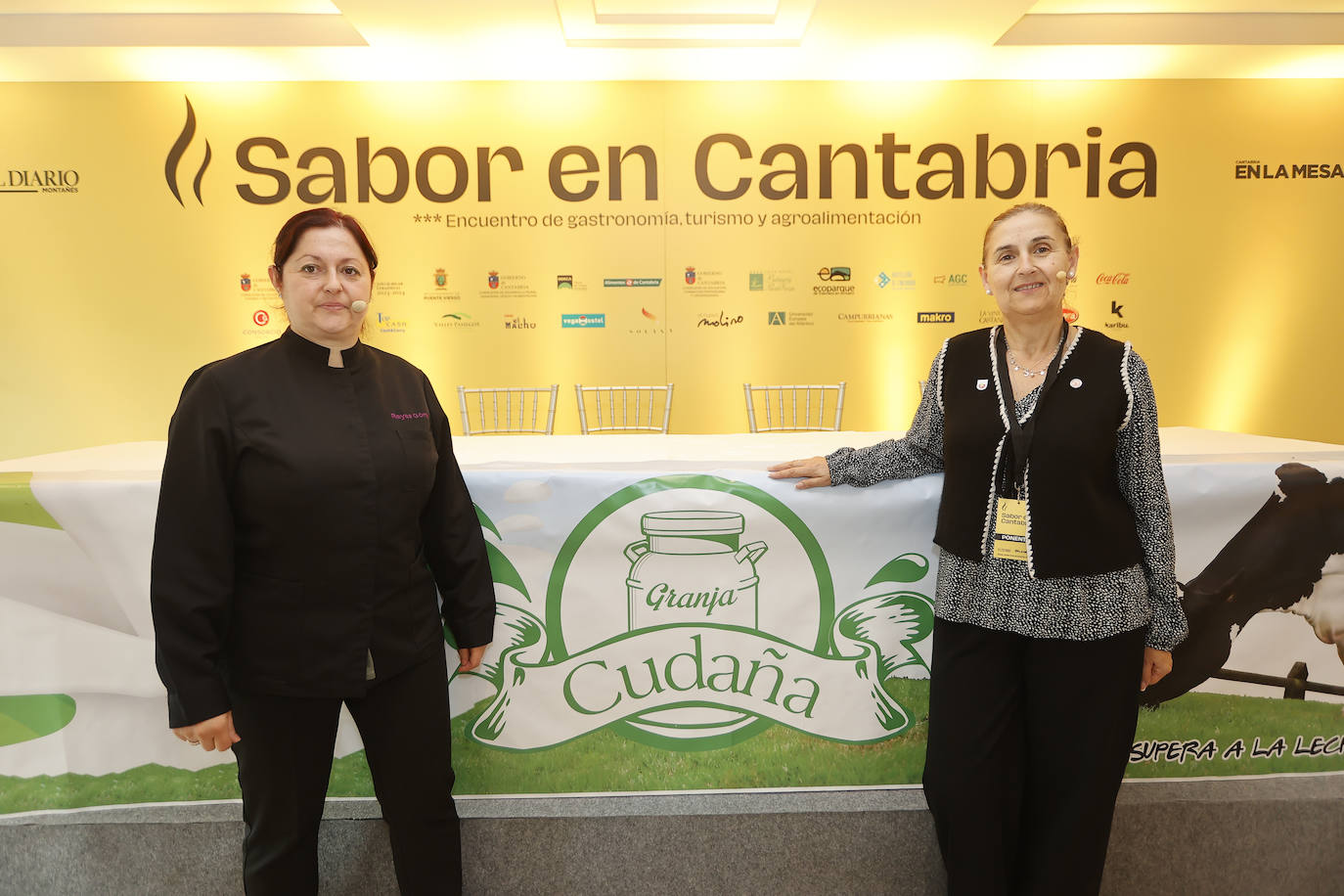 La profesora Reyes Gómez y Carolina Entrecanales, de Granja Cudaña, impartieron la actividad de los desayunos saludables. 