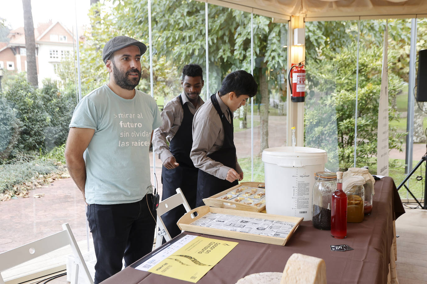 Aitor Lobato, fundador de La Lleldiría, durante el taller de kombucha. 