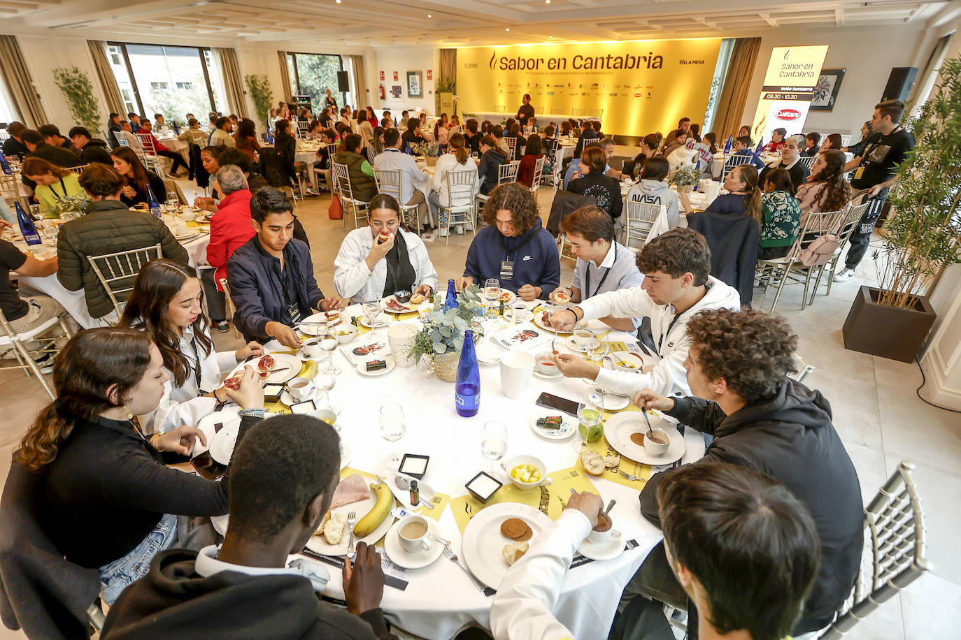 Jóvenes estudiantes disfrutan de un desayuno equilibrado y saludable en Puente Viesgo.