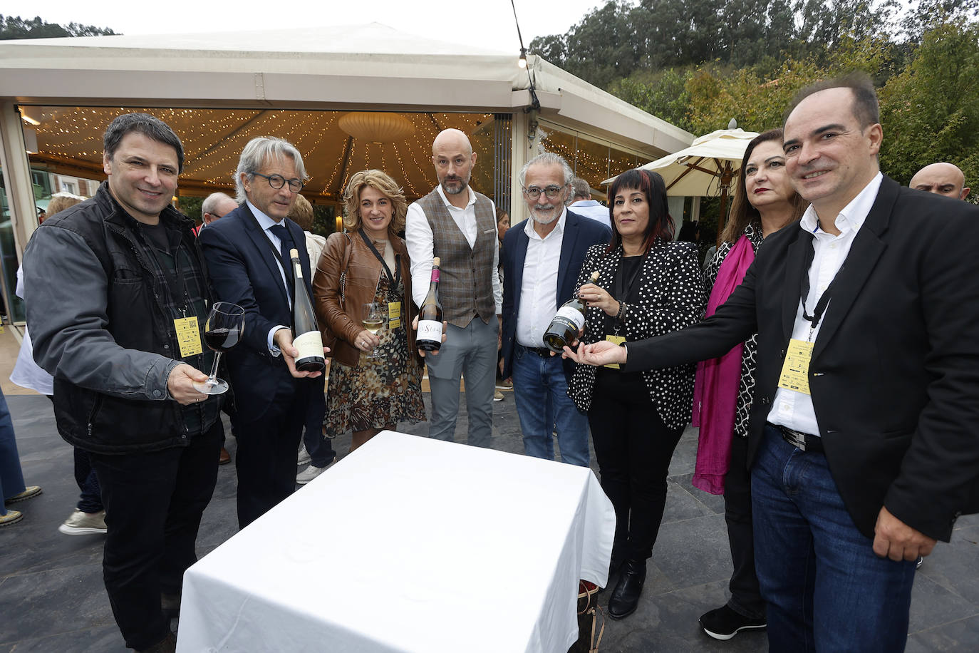 Jon Andoni Rementeria, José Ruiz de la Peña, Cristina Tierno, Mar Galván, Inma Cañibano y Rafael Tobar, miembros del jurado de los Premios Optimum. En el centro, Óscar Villegas y Alfonso Fraile. 