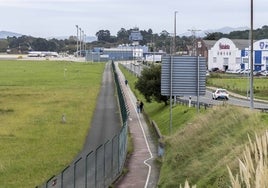 El vial perimetral interior del aeropuerto transcurre en varias zonas paralelo al carril exterior para peatones y ciclistas.