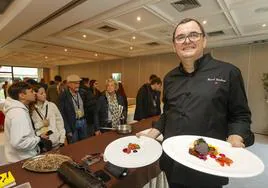 El chef francés Pascal Lombard elaboró en directo una receta con trucha y otra con foie como ingrediente principial.