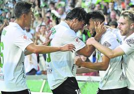 Andrés celebra co n Íñigo Sainz-Maza, Grenier y Peque su gol frente al Sporting.