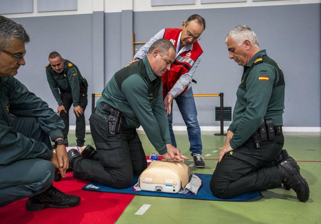 Los sanitarios utilizan un maniquí para simular las maniobras.