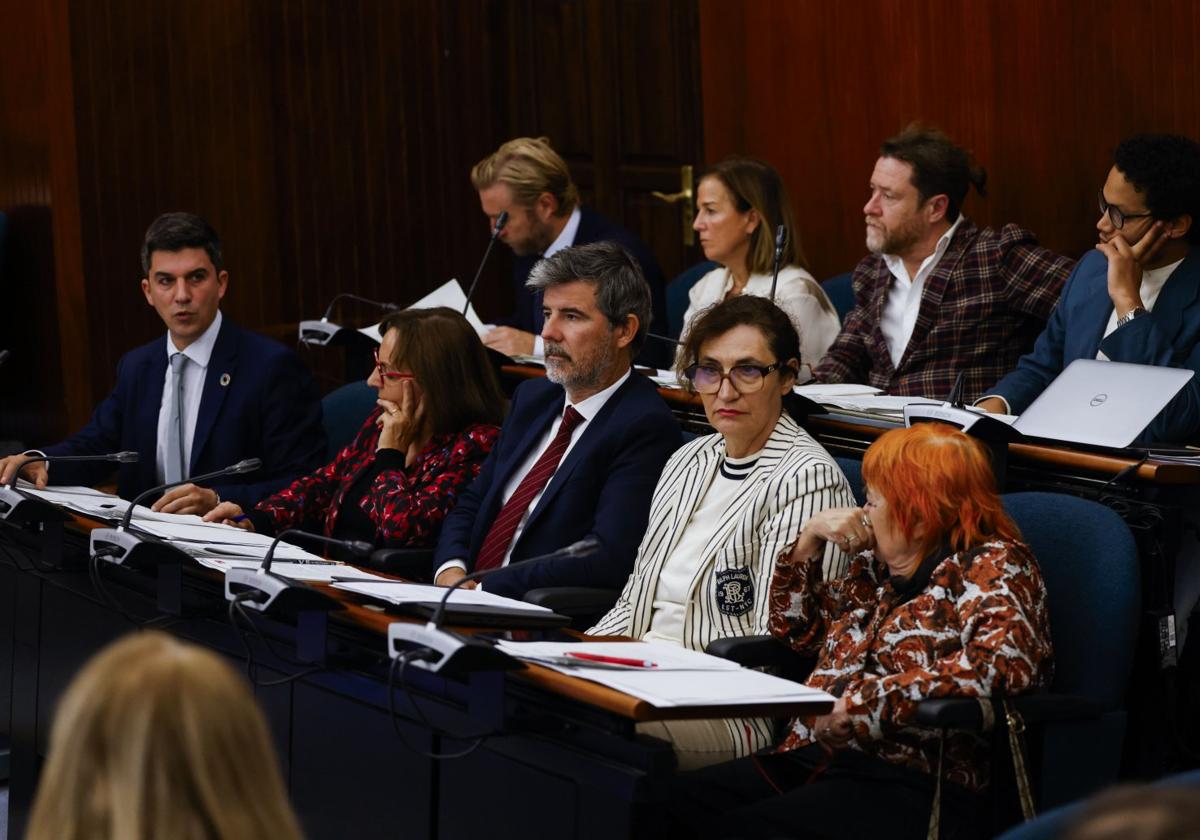 Bancada de la oposición, ayer, durante la celebración del Pleno del Ayuntamiento de Santander.