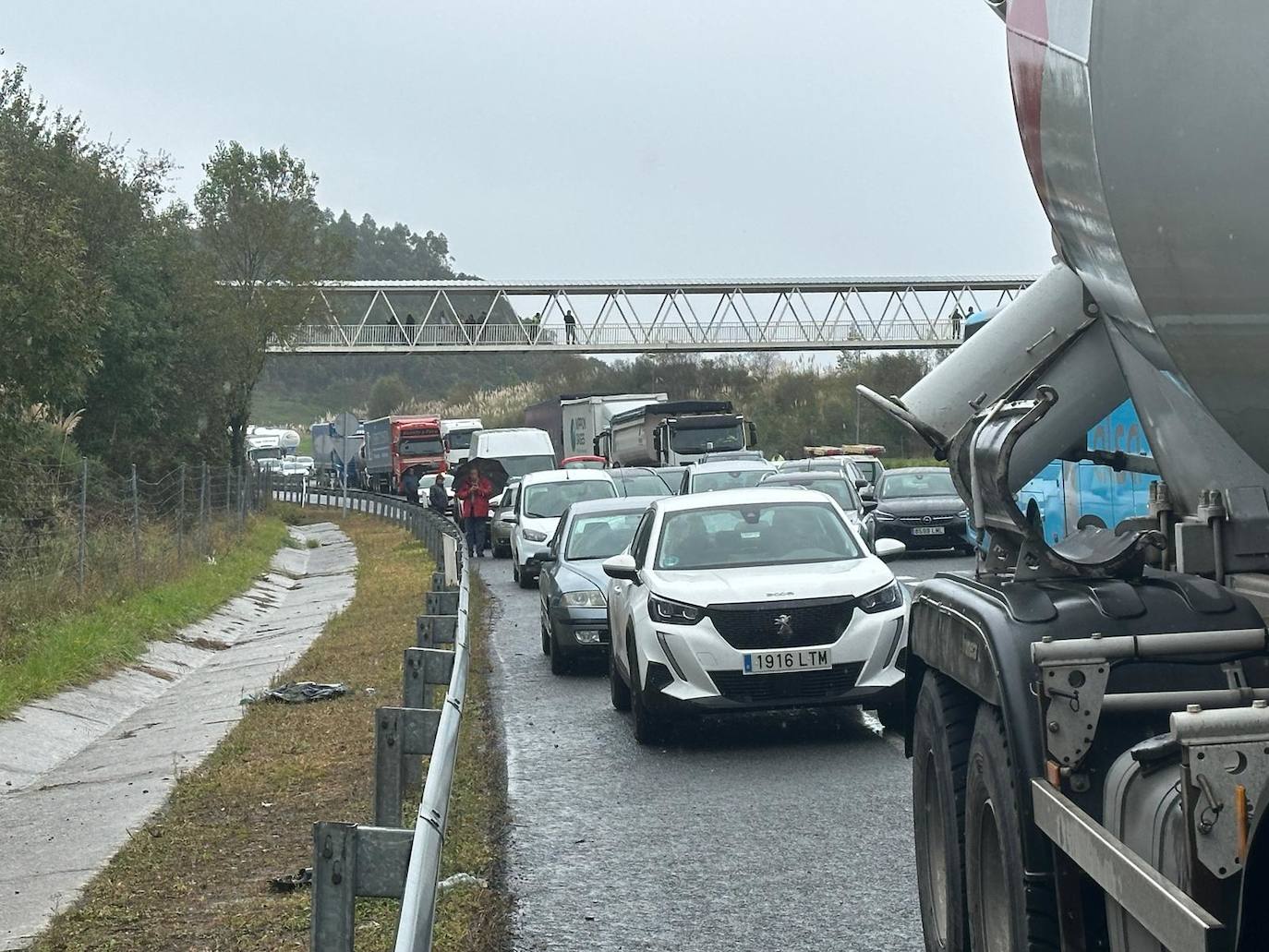 La Guardia Civil ha dispuesto el desvío en la salida 249 para los vehículos que circulan en dirección a Asturias.