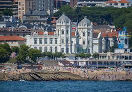 La playa de El Sardinero con el Gran Casino a la espalda.