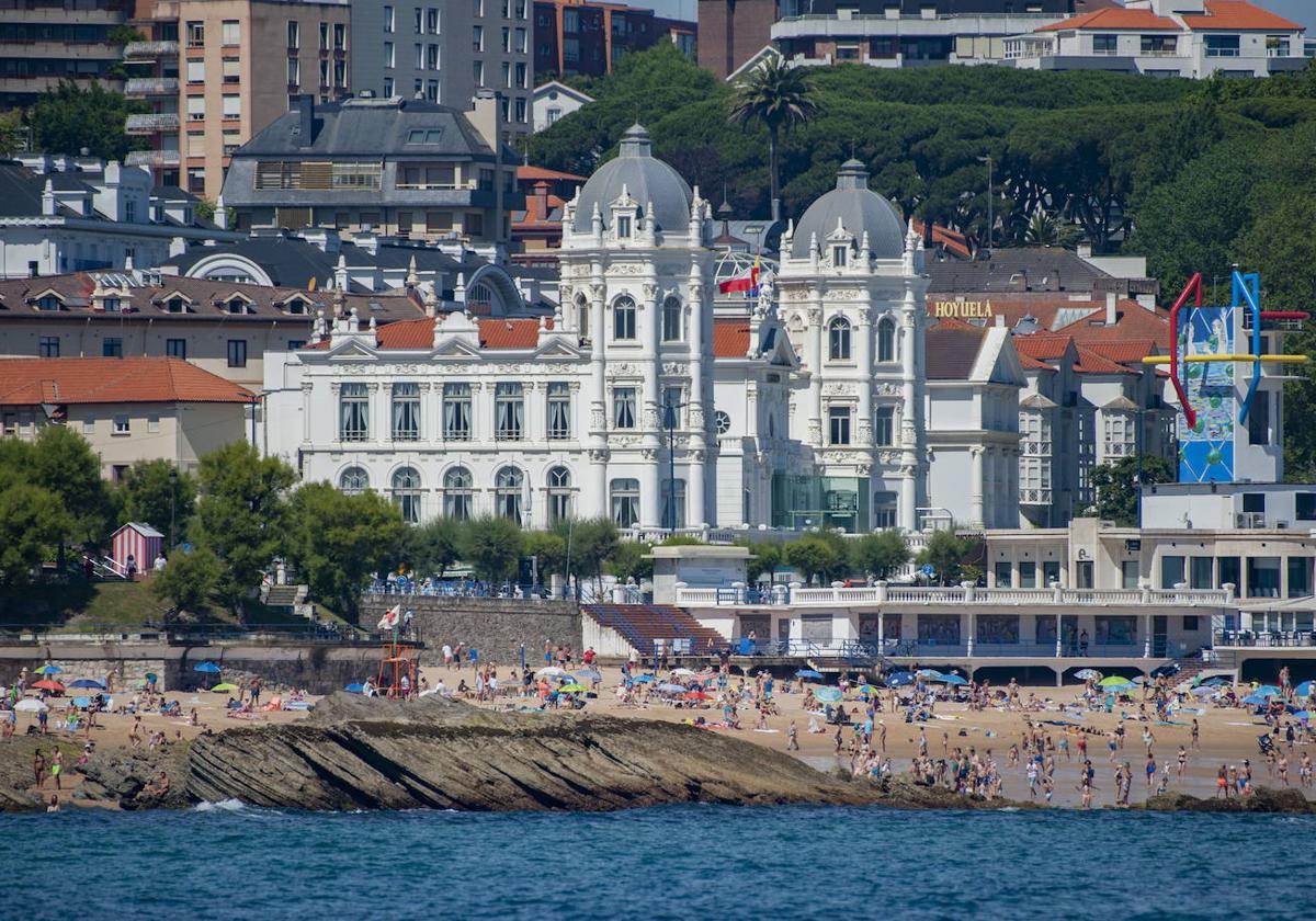 La playa de El Sardinero con el Gran Casino a la espalda.