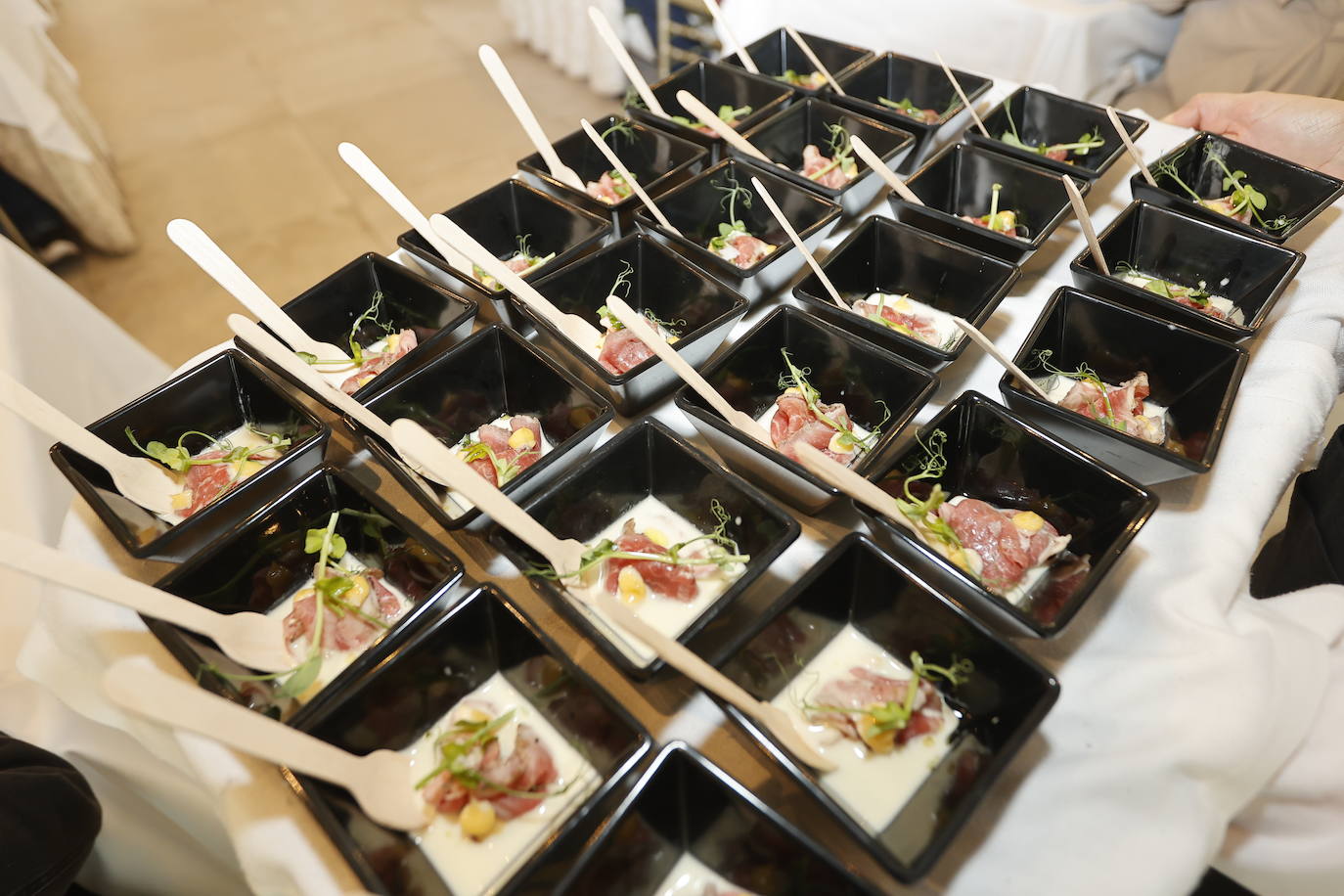 Aperitivo con cerdo celta de la Quesería Quesoba. Presa madurada en suero de leche elaborada por Nacho Maese, del equipo de El Serbal que dirige Rafa Prieto.