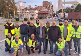 Los trabajadores, concentrados en la entrada a la factoría, en Barreda.