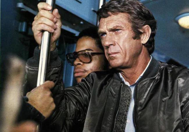 Steve McQueen llevó una 'bomber' en la película Cazador a sueldo (1980).