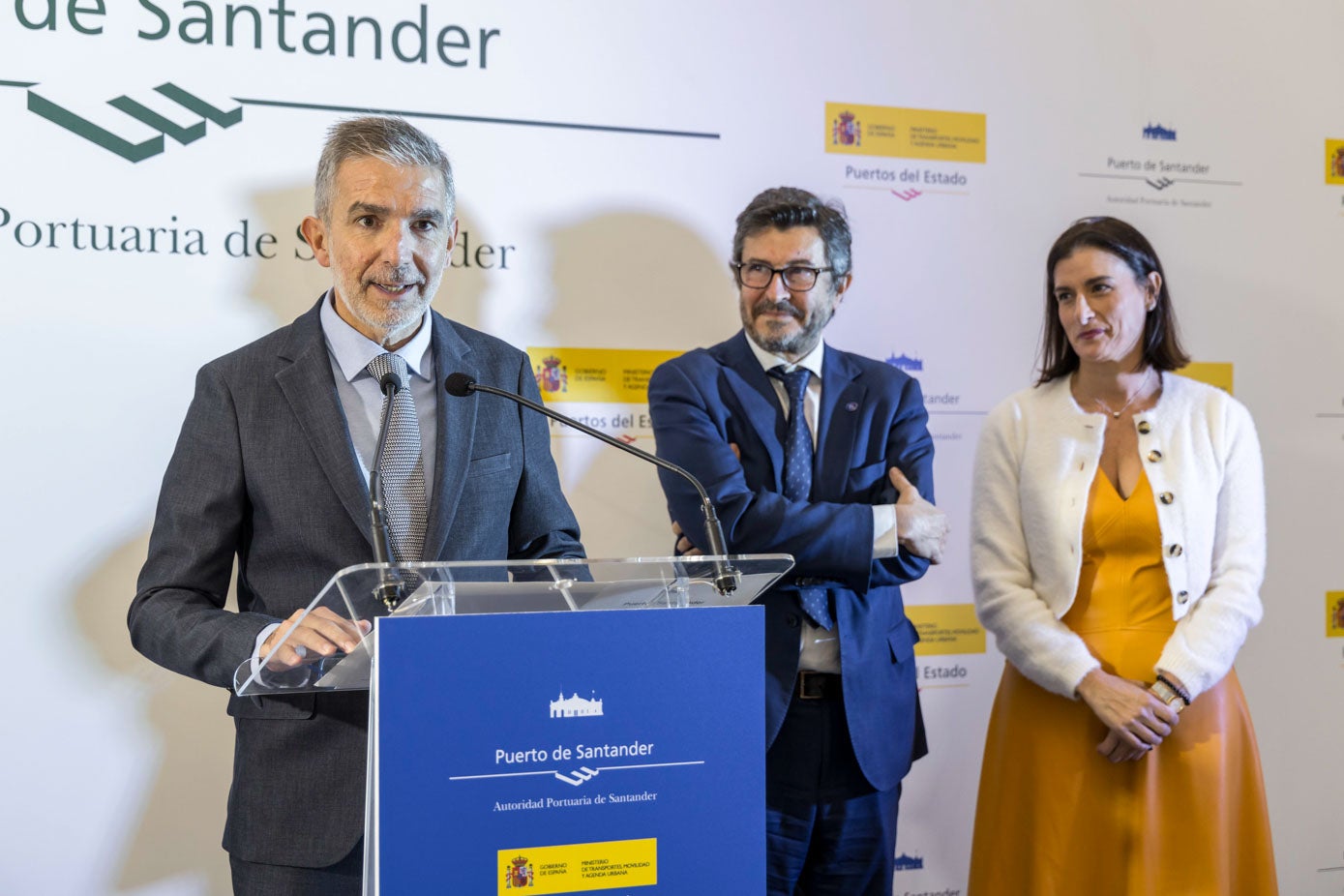 Díaz, durante su discurso, con Rodríguez Dapena e Igual.