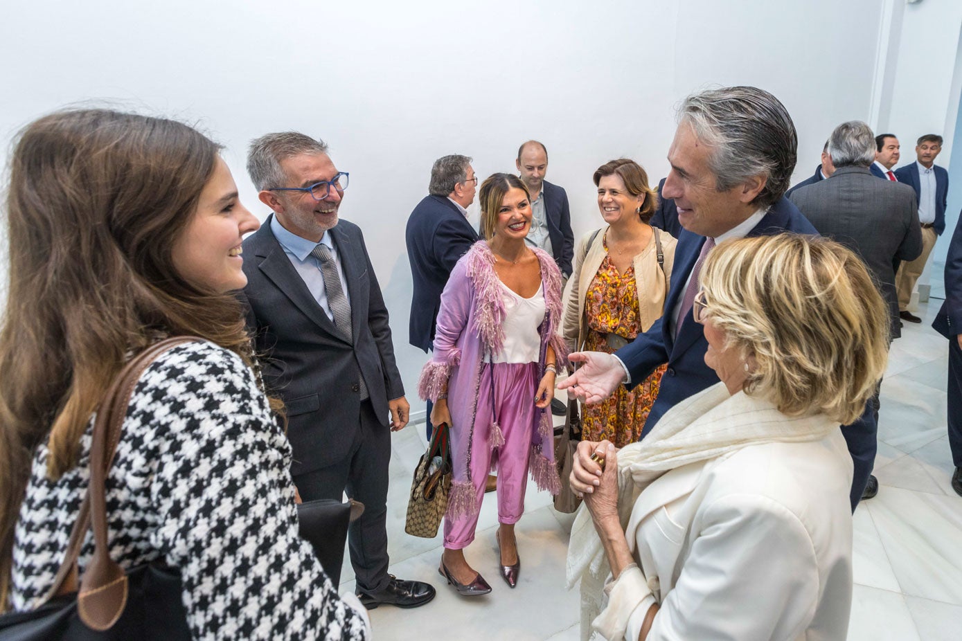 El nuevo presidente y sus familiares charlan con Íñigo de la Serna.