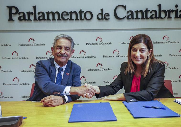 Revilla y Buruaga, esta mañana, durante la firma en el Parlamento de Cantabria.